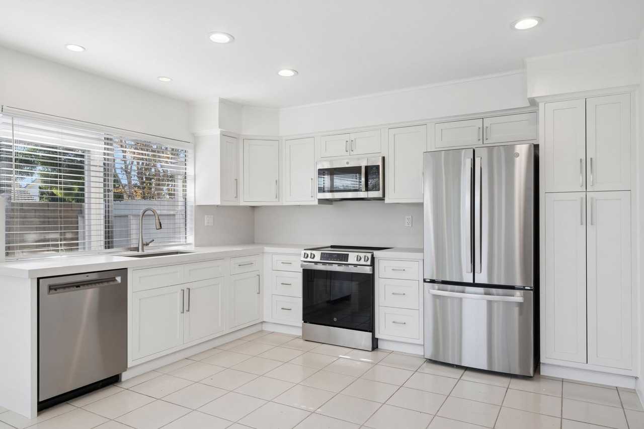 8822 Bellshire Dr - Photo 3 of 24