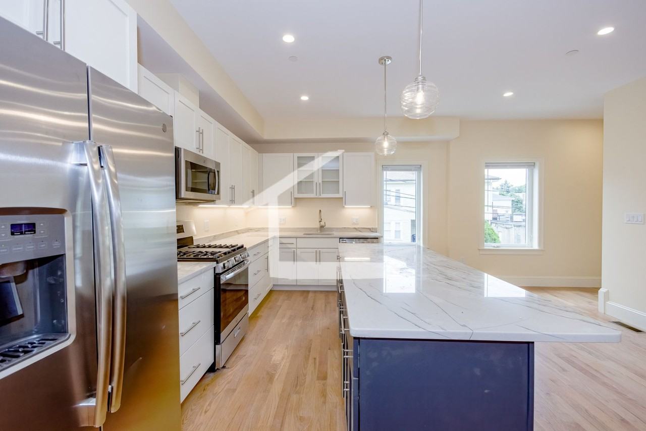 10 Cufflin St - Photo 3 of 22