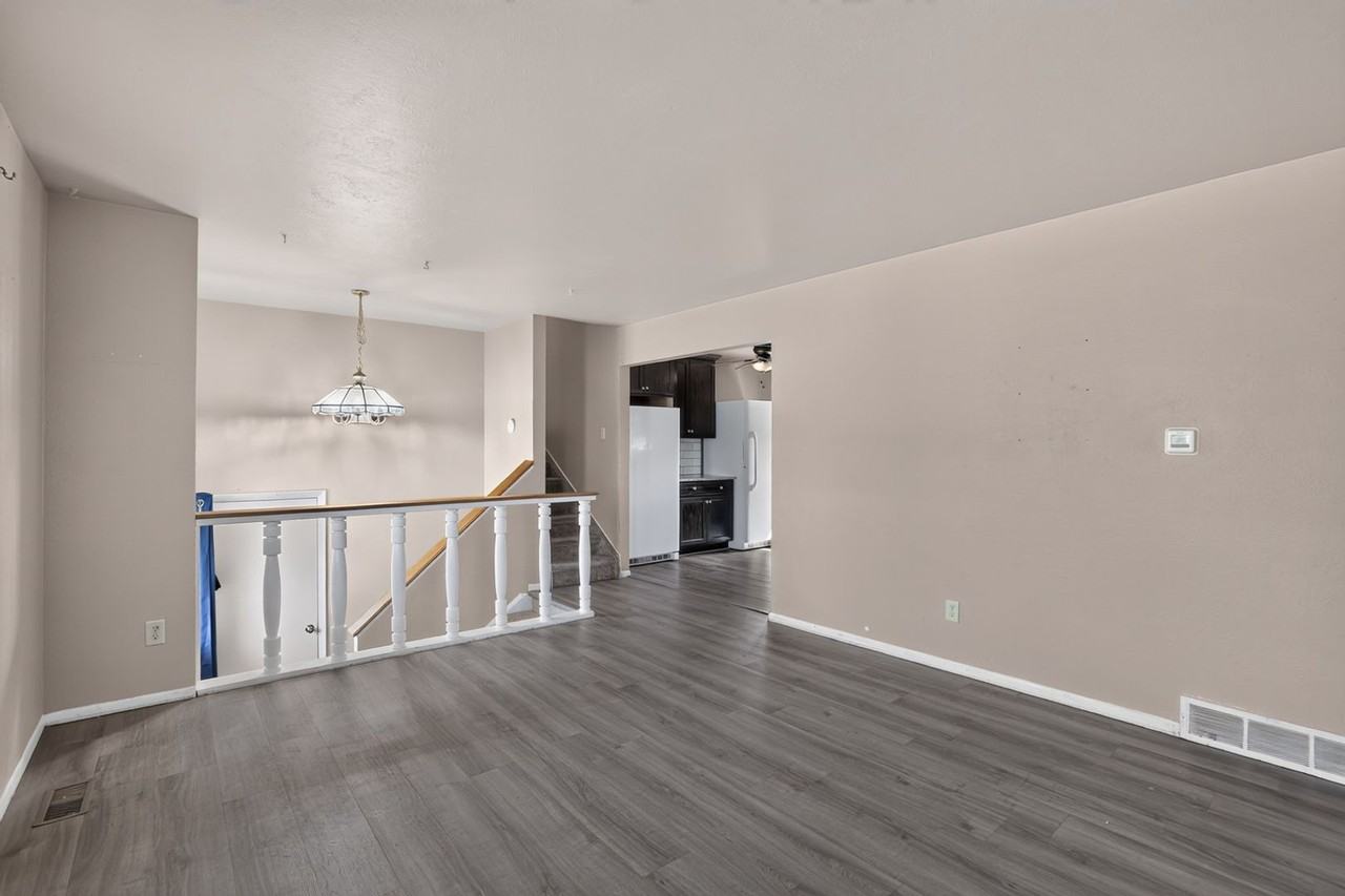 607 Syracuse St - Photo 6 of 26