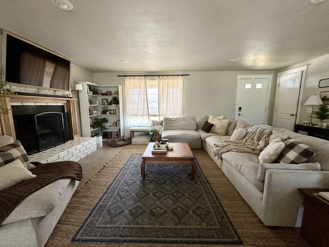875 42nd St - Photo 2 of 11