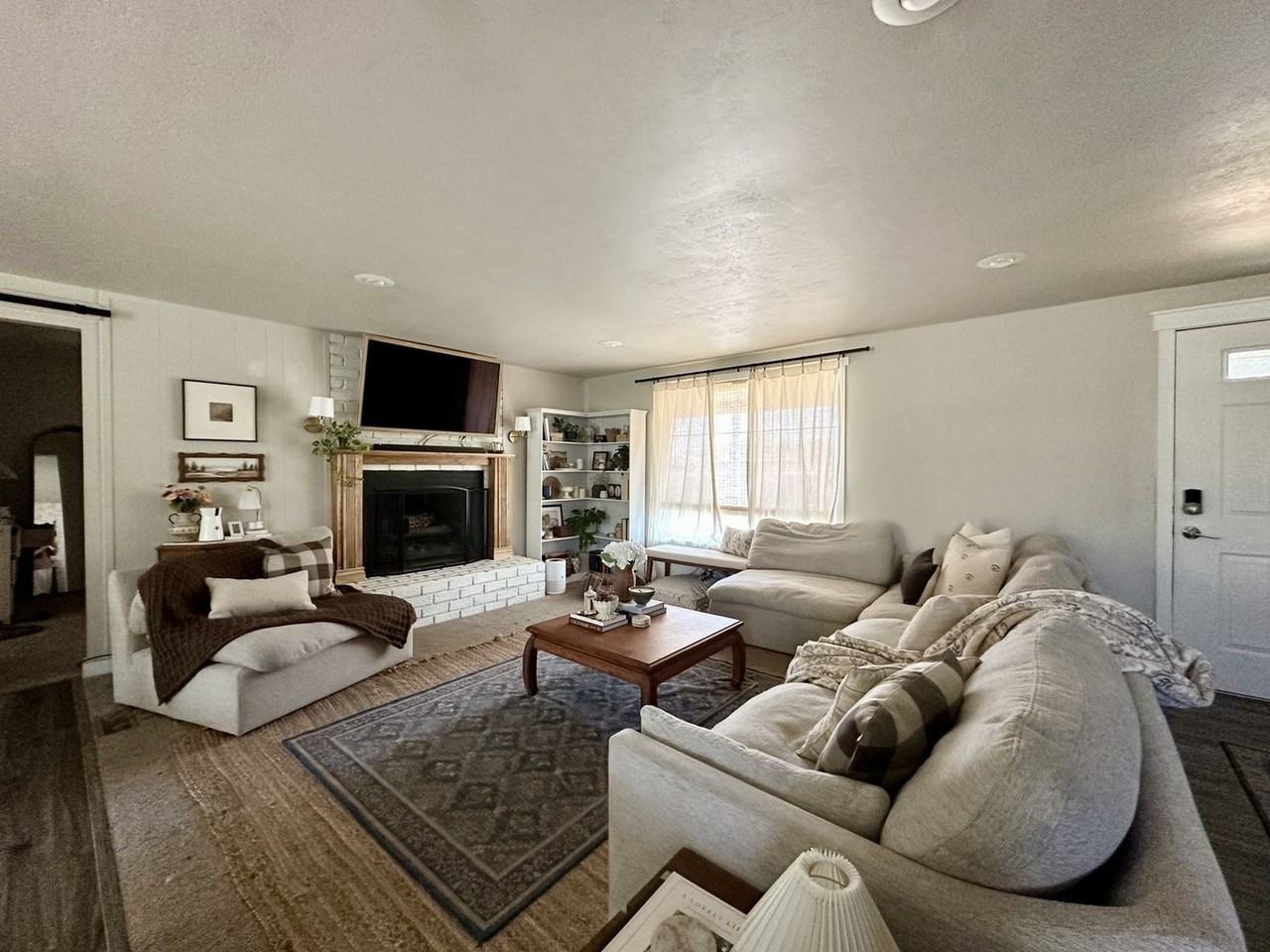875 42nd St - Photo 3 of 11
