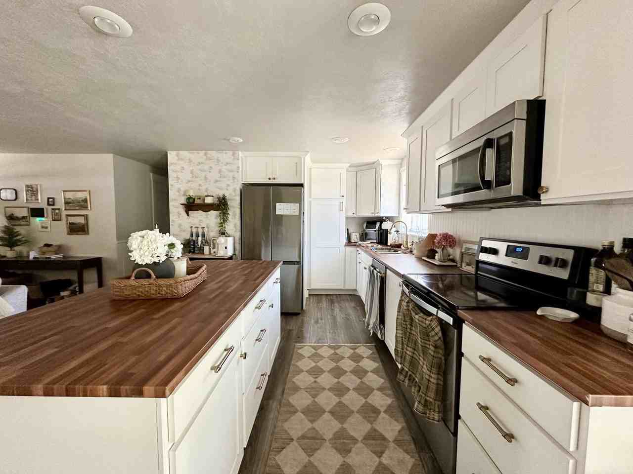 875 42nd St - Photo 5 of 11