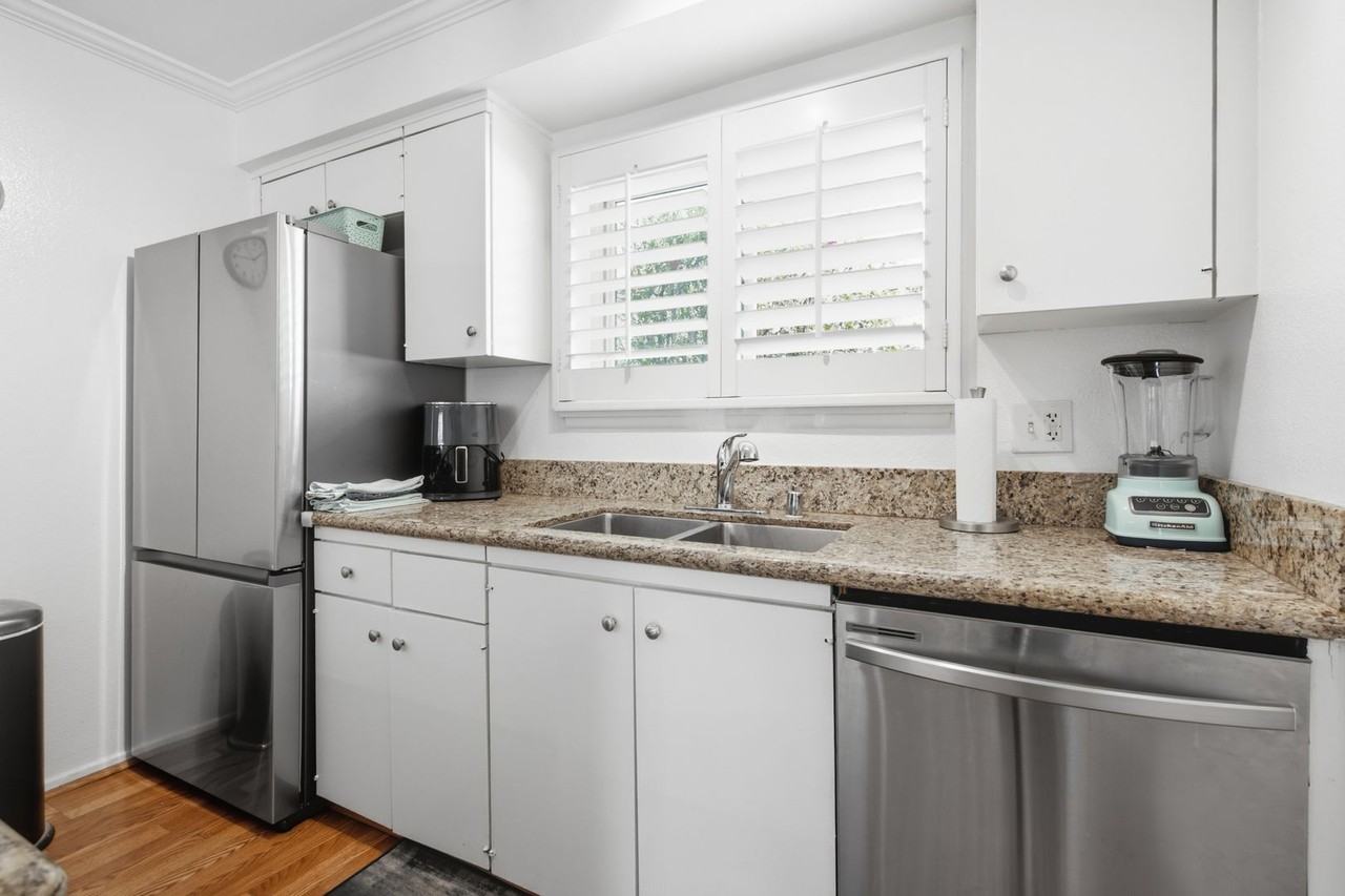 22030 Calvert St #6 - Photo 7 of 16