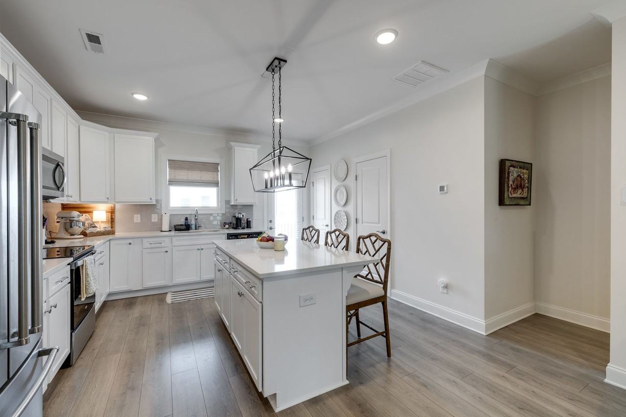 621 Thetford Aly - Photo 3 of 27