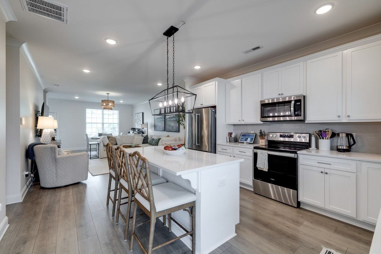 621 Thetford Aly - Photo 4 of 27