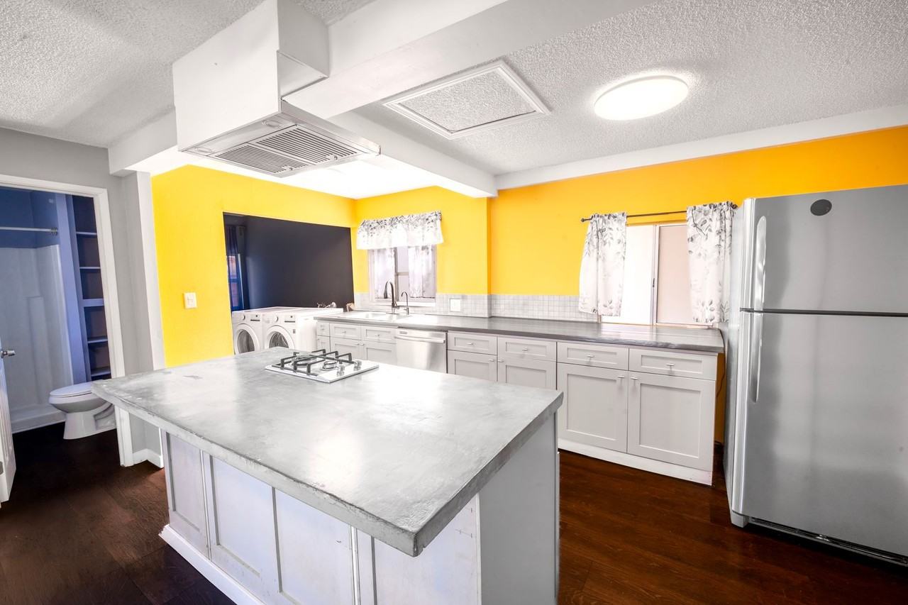 3041 Valle Ave - Photo 2 of 16