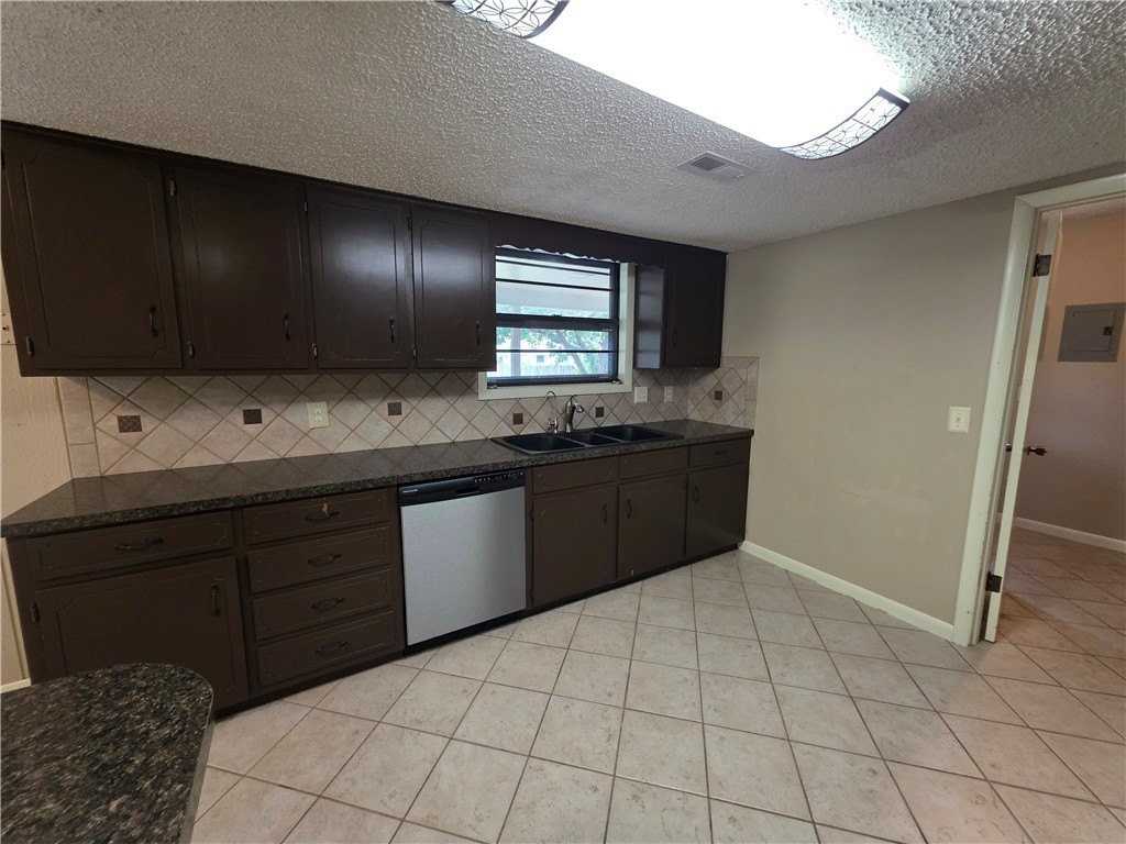 1806 Se Lawrence St - Photo 5 of 21