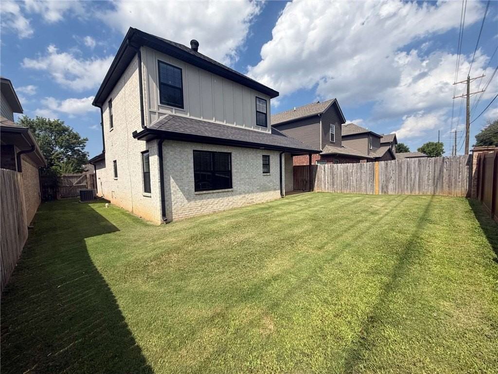 3203 Sw Hillstone Ave - Photo 3 of 13