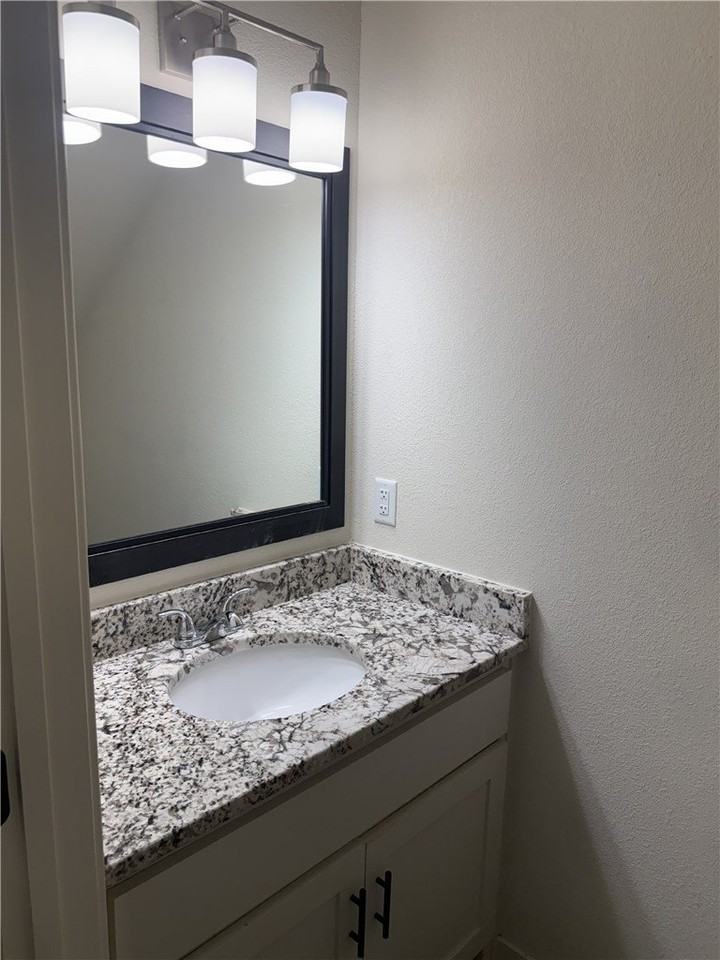 3203 Sw Hillstone Ave - Photo 7 of 13
