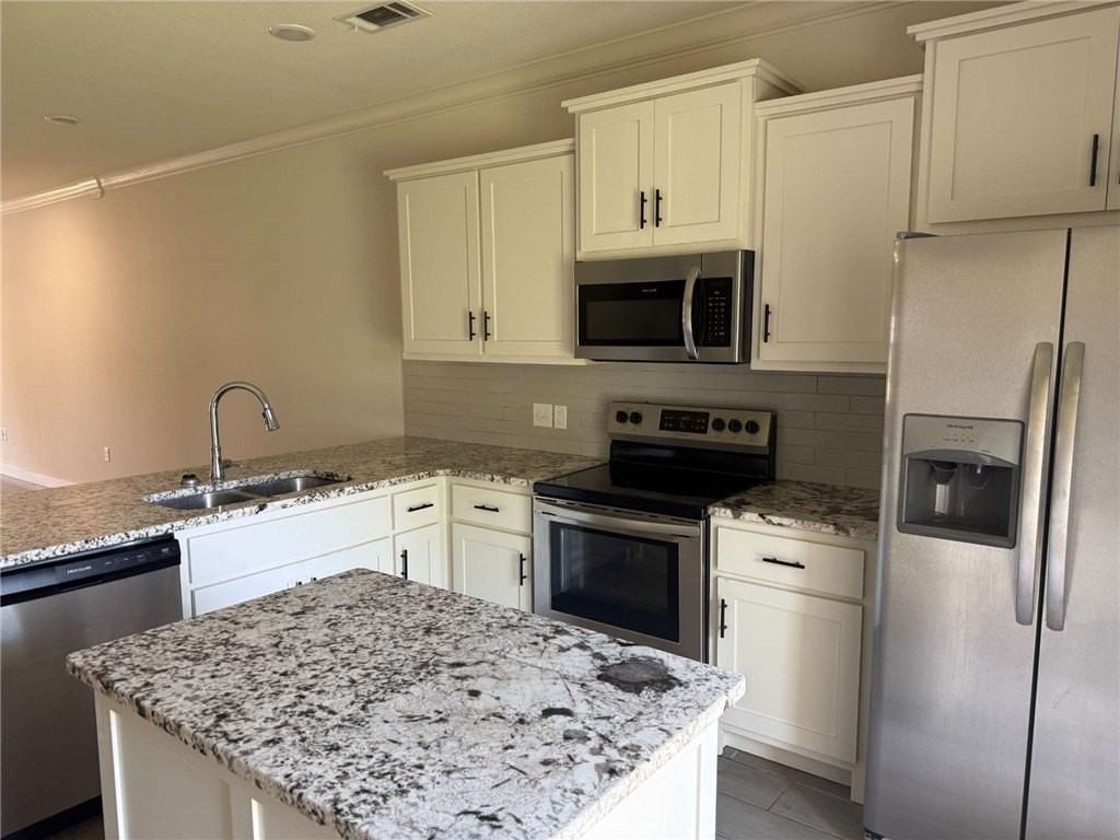 3217 Sw Hillstone Ave - Photo 4 of 14