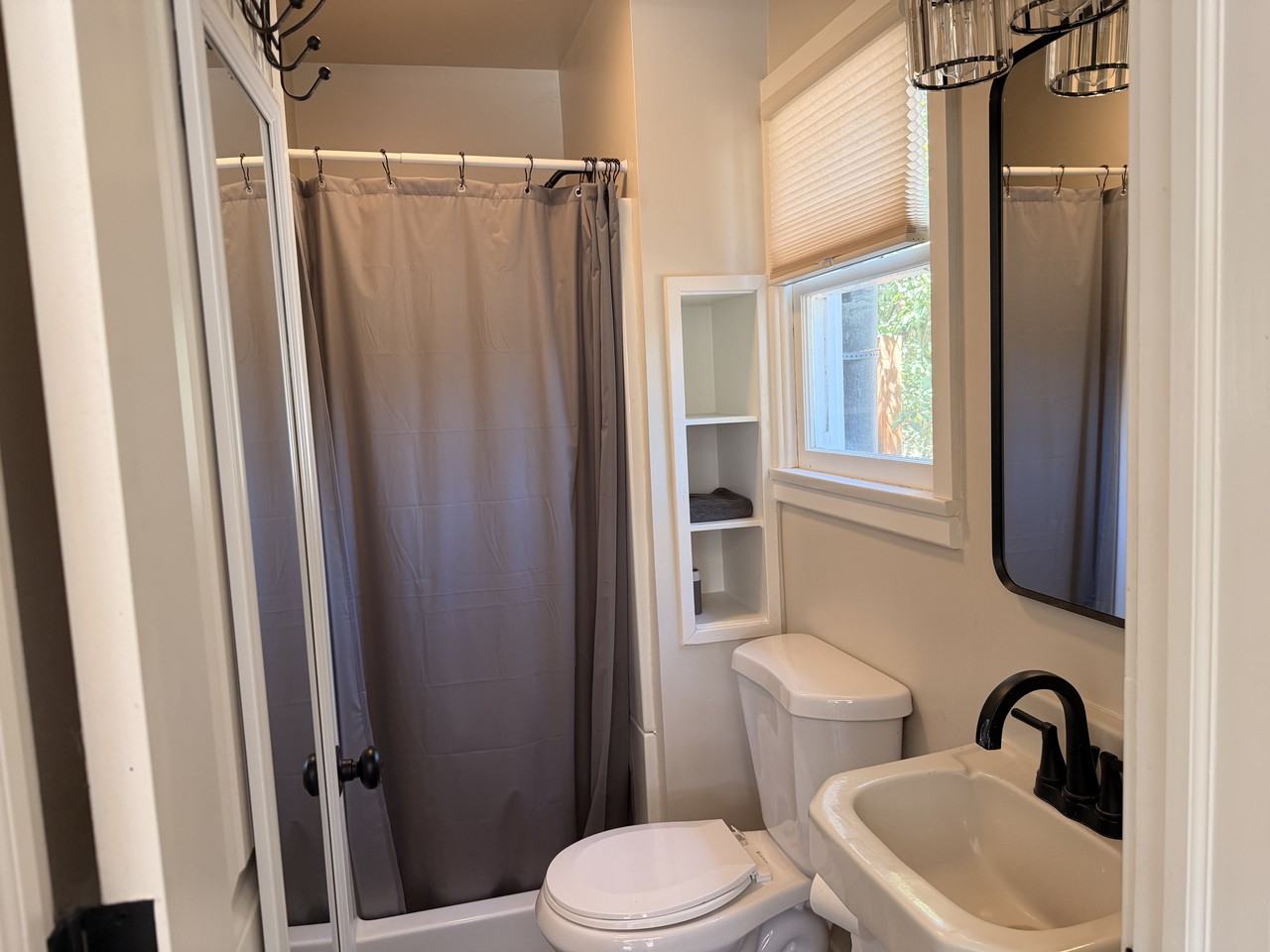 705 1/2 S Oakdale Ave #1-2 - Photo 6 of 7