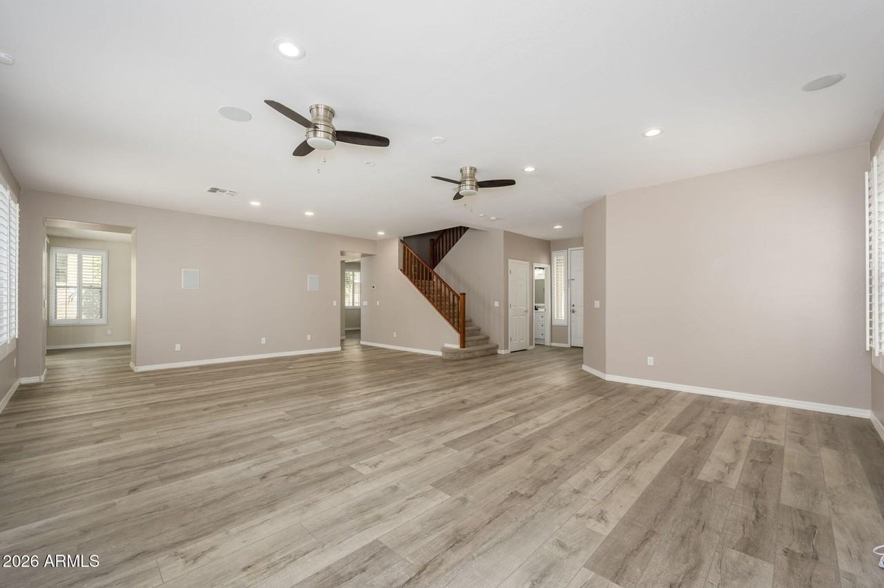 16060 W Mercer Ln - Photo 4 of 25