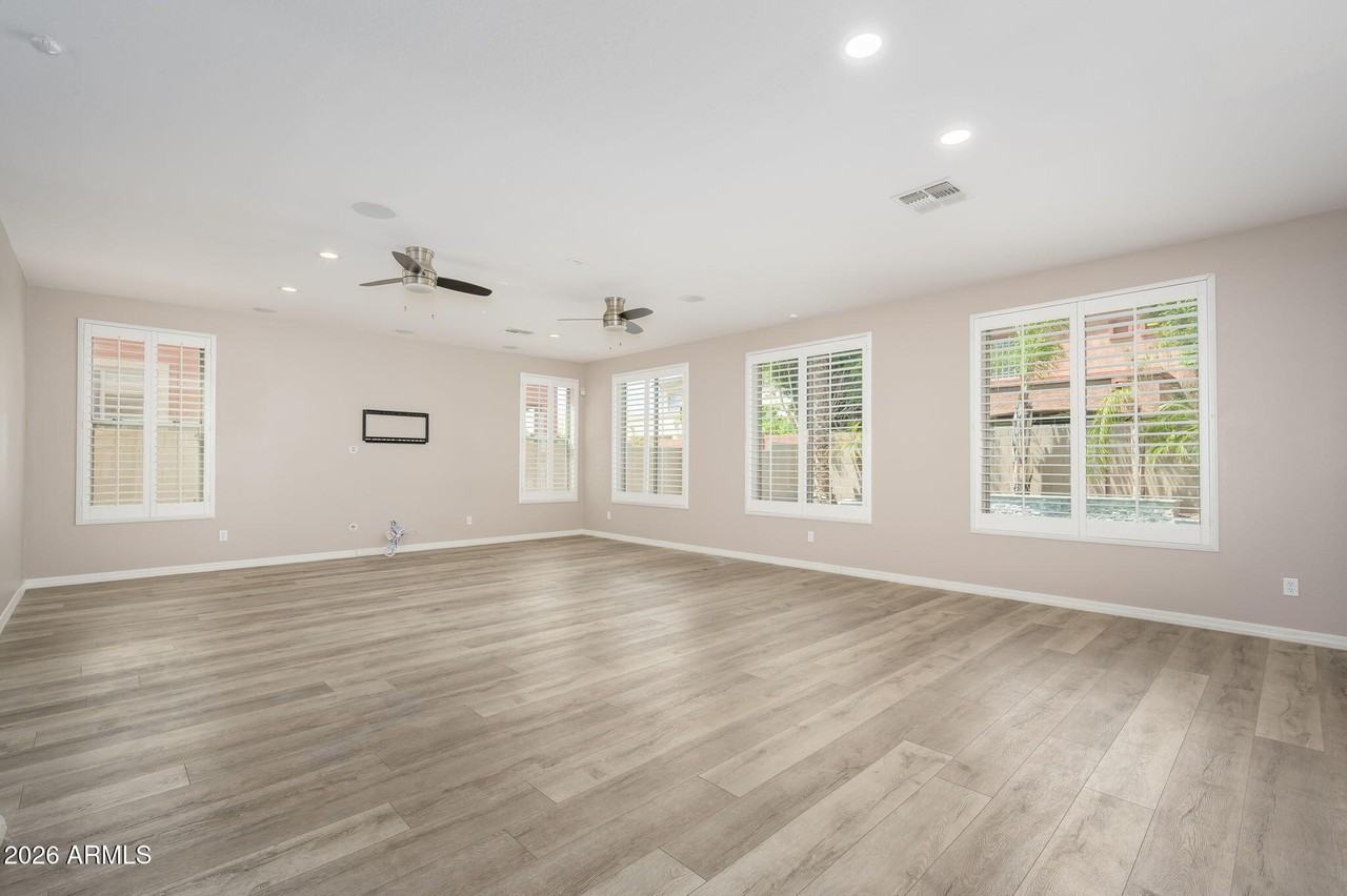 16060 W Mercer Ln - Photo 6 of 25