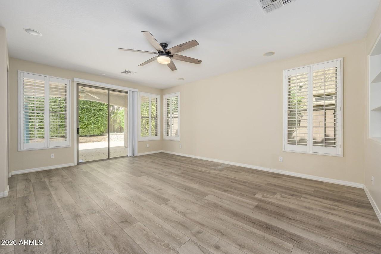 16060 W Mercer Ln - Photo 7 of 25