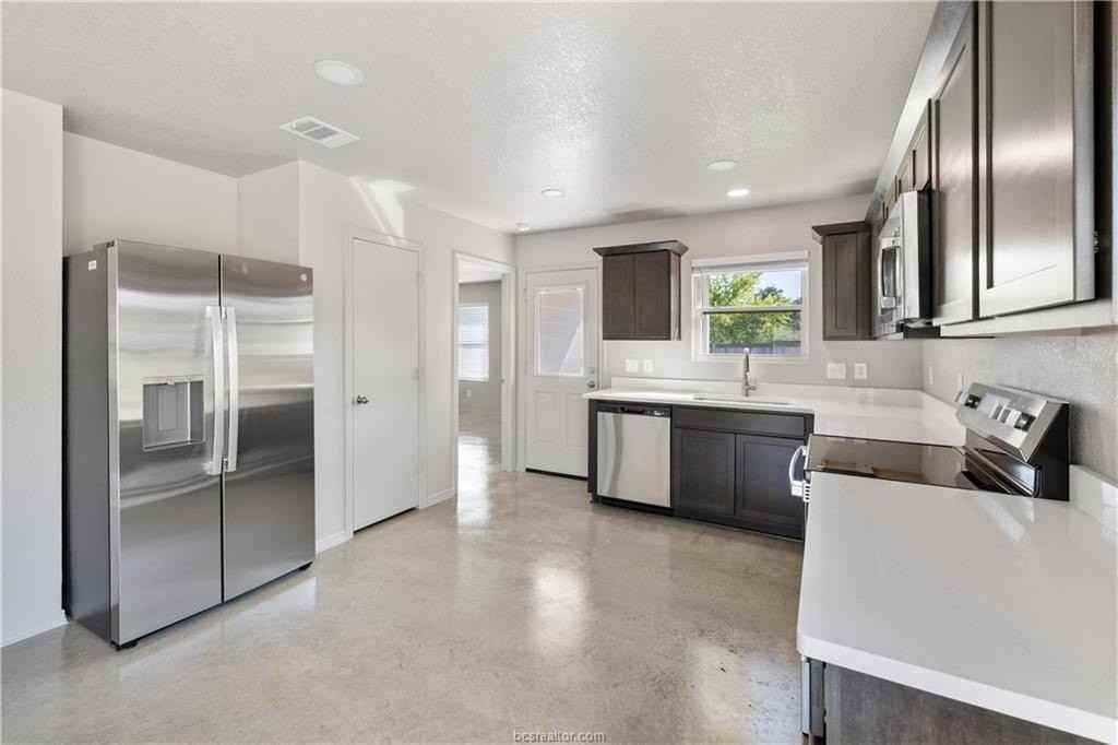 1636 Lucky St - Photo 6 of 19