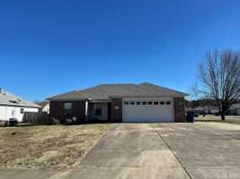 featured image of 44 Magnolia Dr