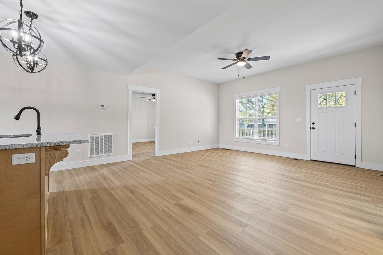 249 Luffman Rd - Photo 6 of 27