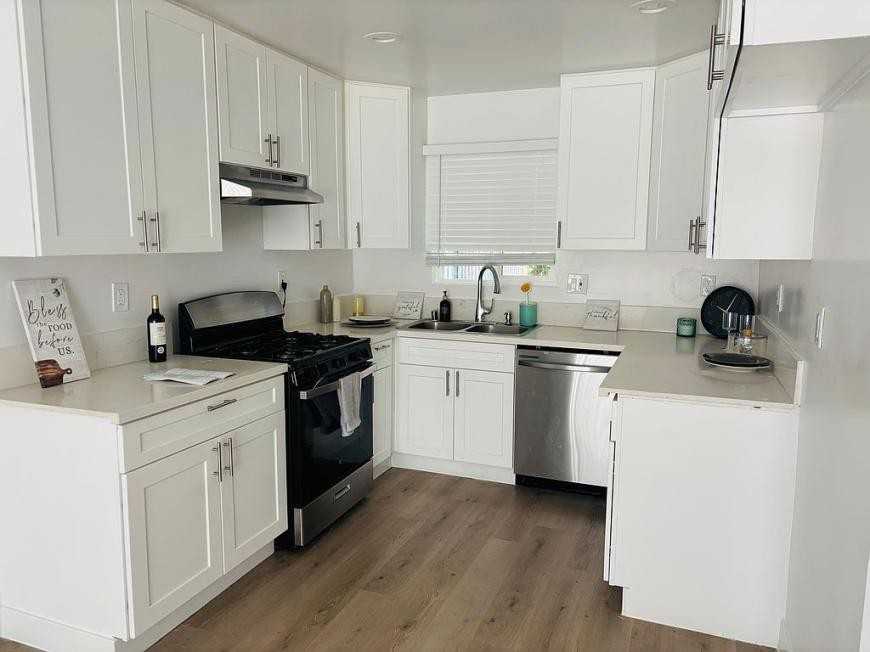 21125 Saticoy St - Photo 2 of 8