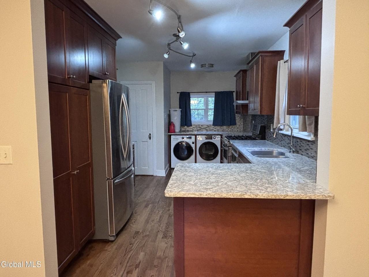 1422 Regent St - Photo 5 of 20