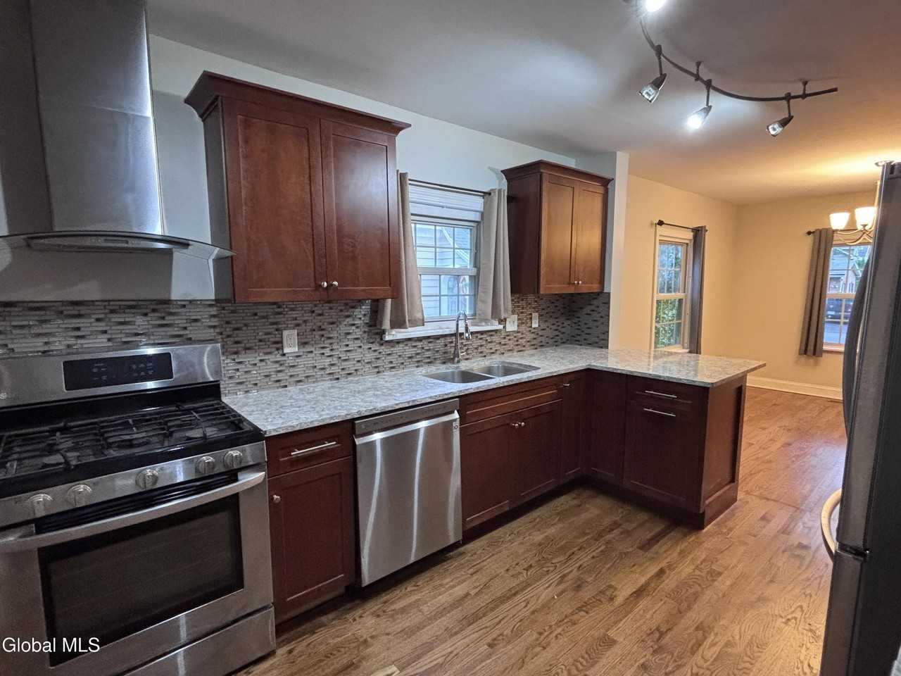 1422 Regent St - Photo 6 of 20