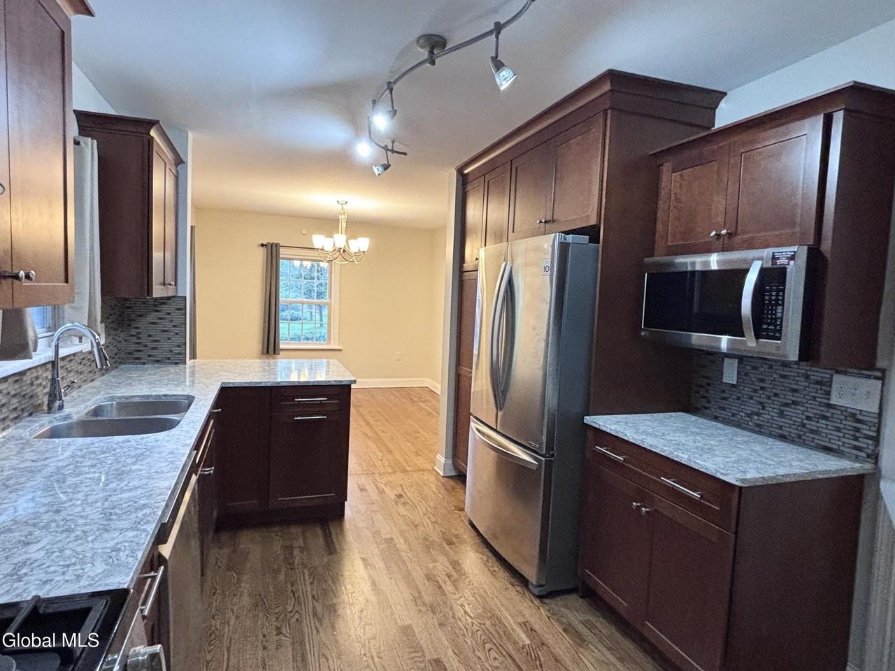 1422 Regent St - Photo 7 of 20