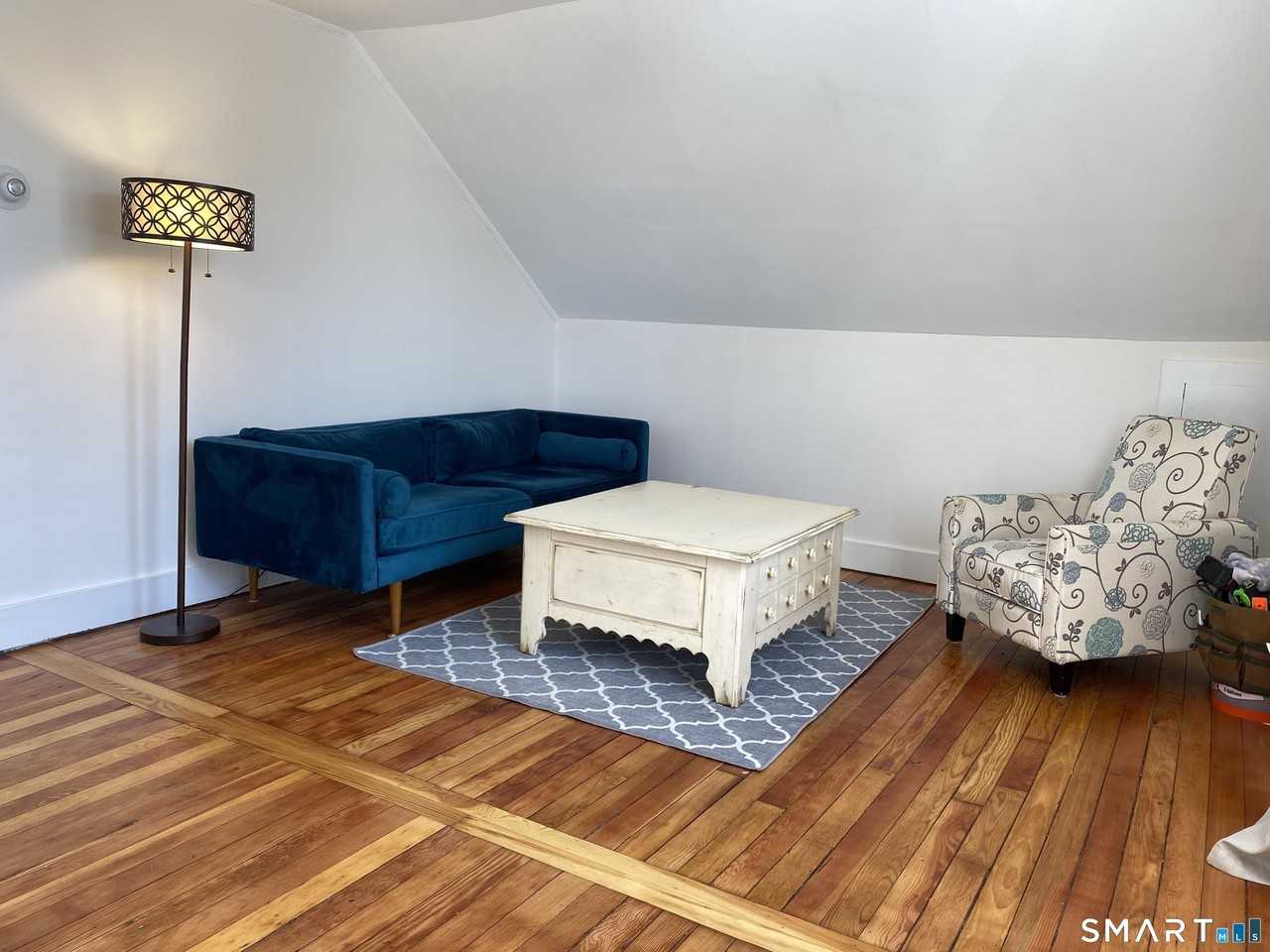 51 Indian Neck Ave - Photo 2 of 17