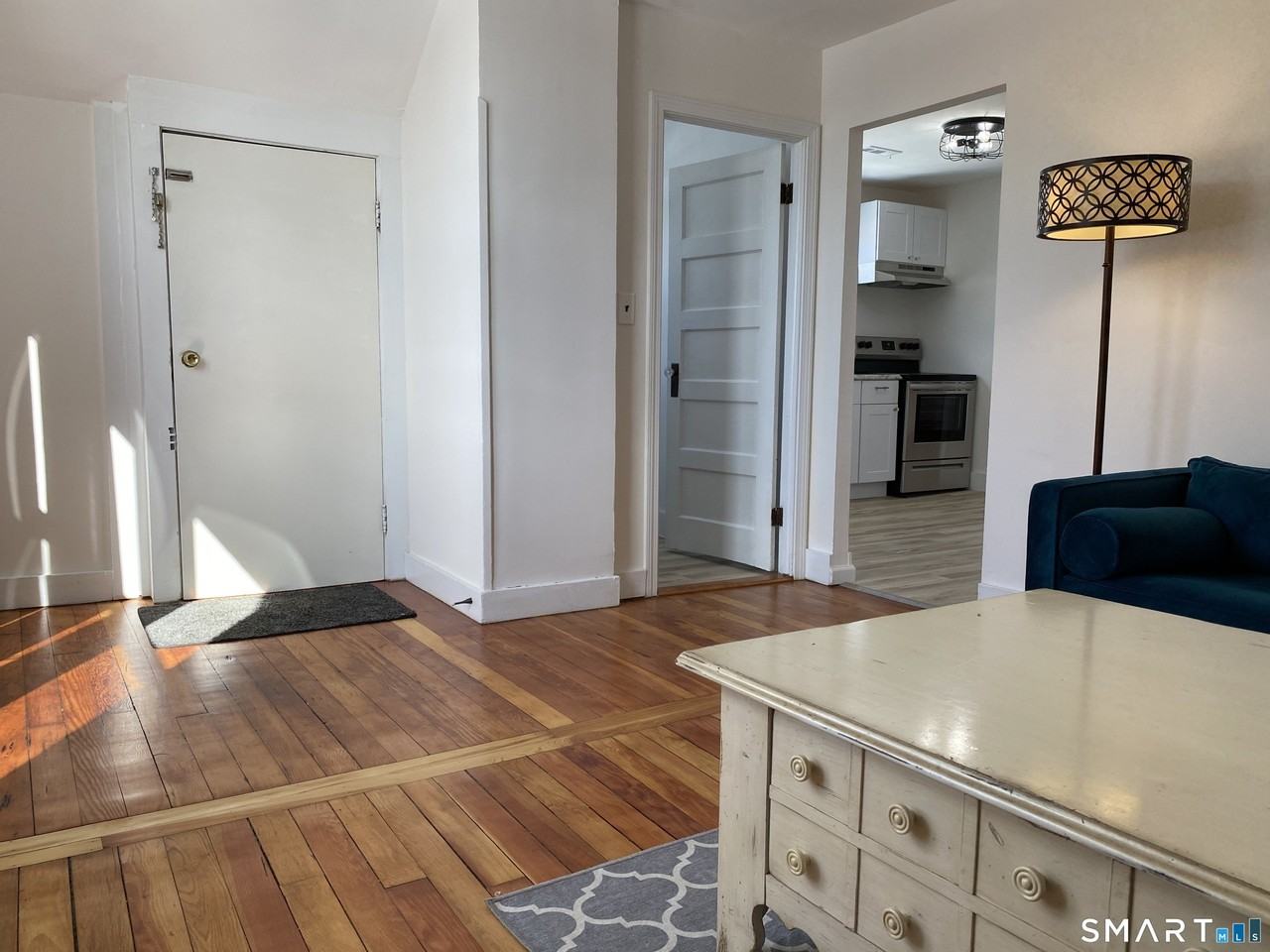 51 Indian Neck Ave - Photo 3 of 17