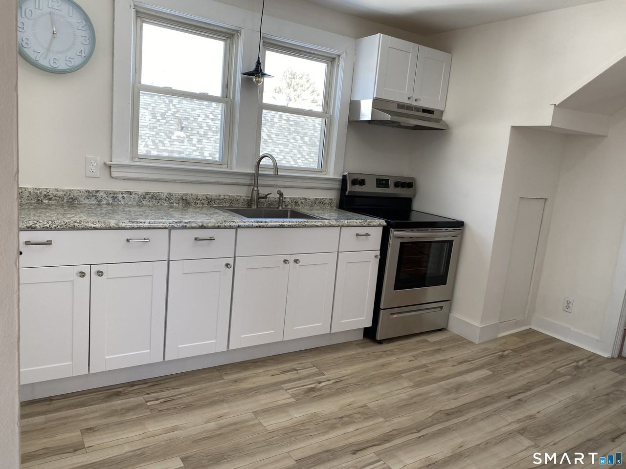 51 Indian Neck Ave - Photo 4 of 17