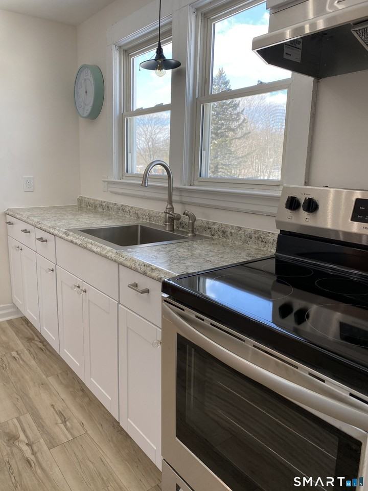 51 Indian Neck Ave - Photo 5 of 17