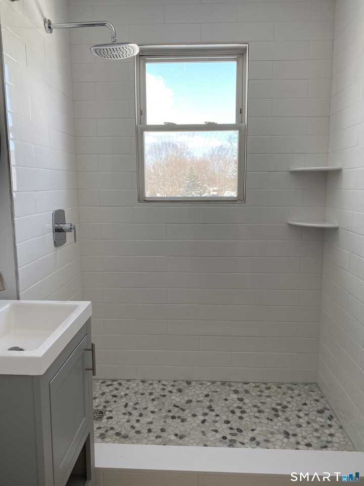51 Indian Neck Ave - Photo 7 of 17