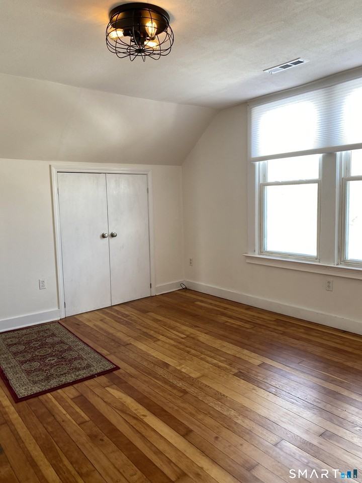 51 Indian Neck Ave - Photo 7 of 18