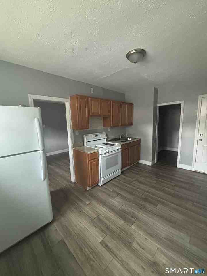 2370 Main St - Photo 2 of 8