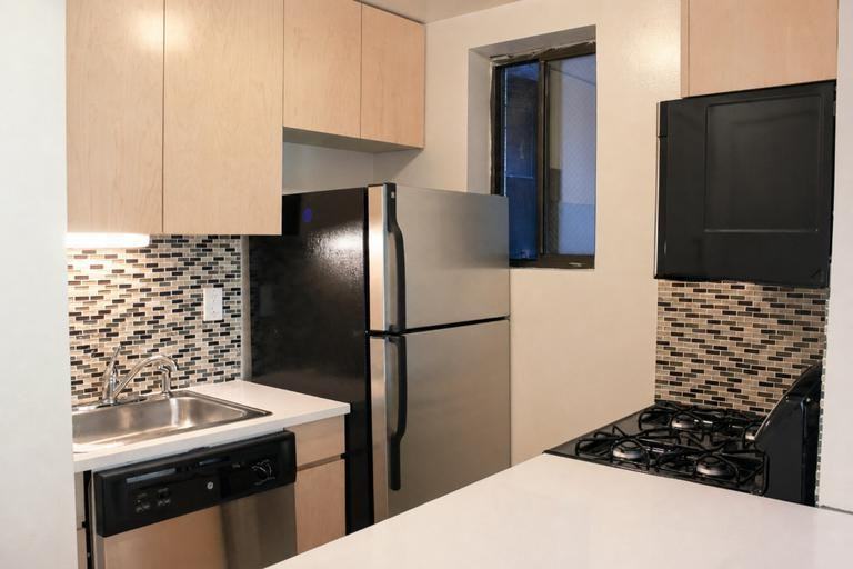 306 Mott St - Photo 4 of 8