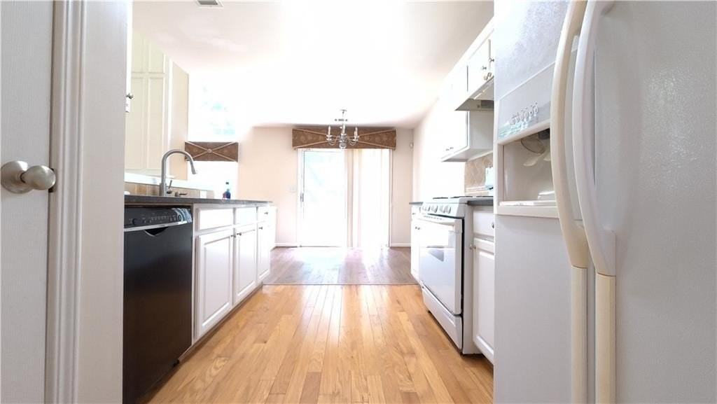135 Friars Head Dr - Photo 3 of 36