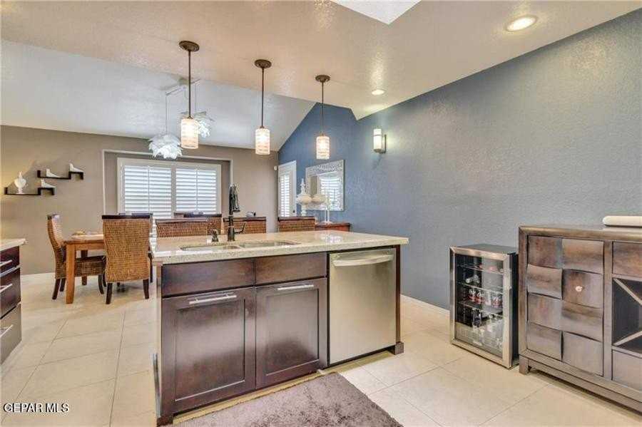 7067 Crown Ridge Dr - Photo 4 of 21