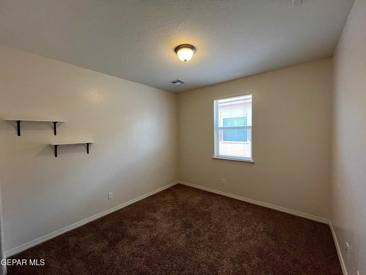 147 N Manzanita Dr - Photo 4 of 13