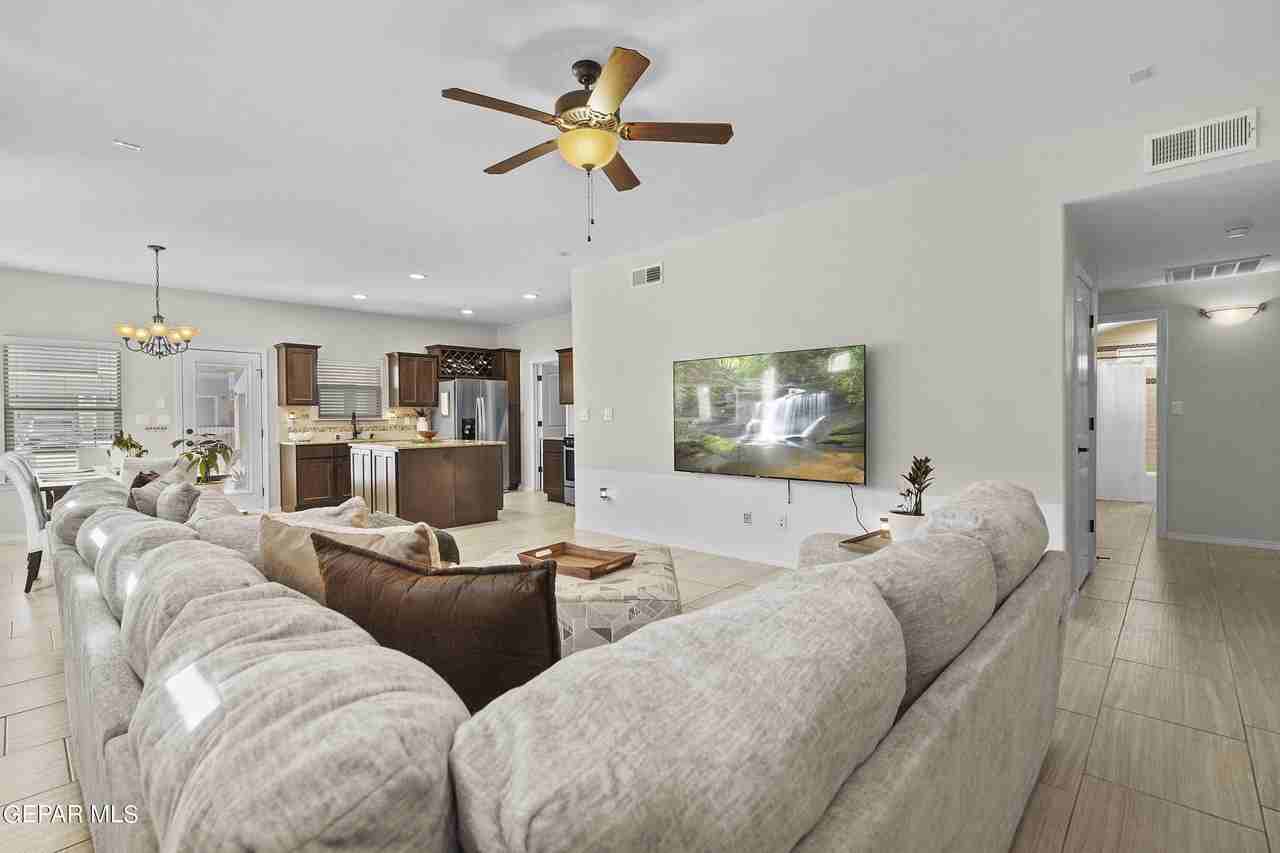 2113 William Caples St - Photo 4 of 29
