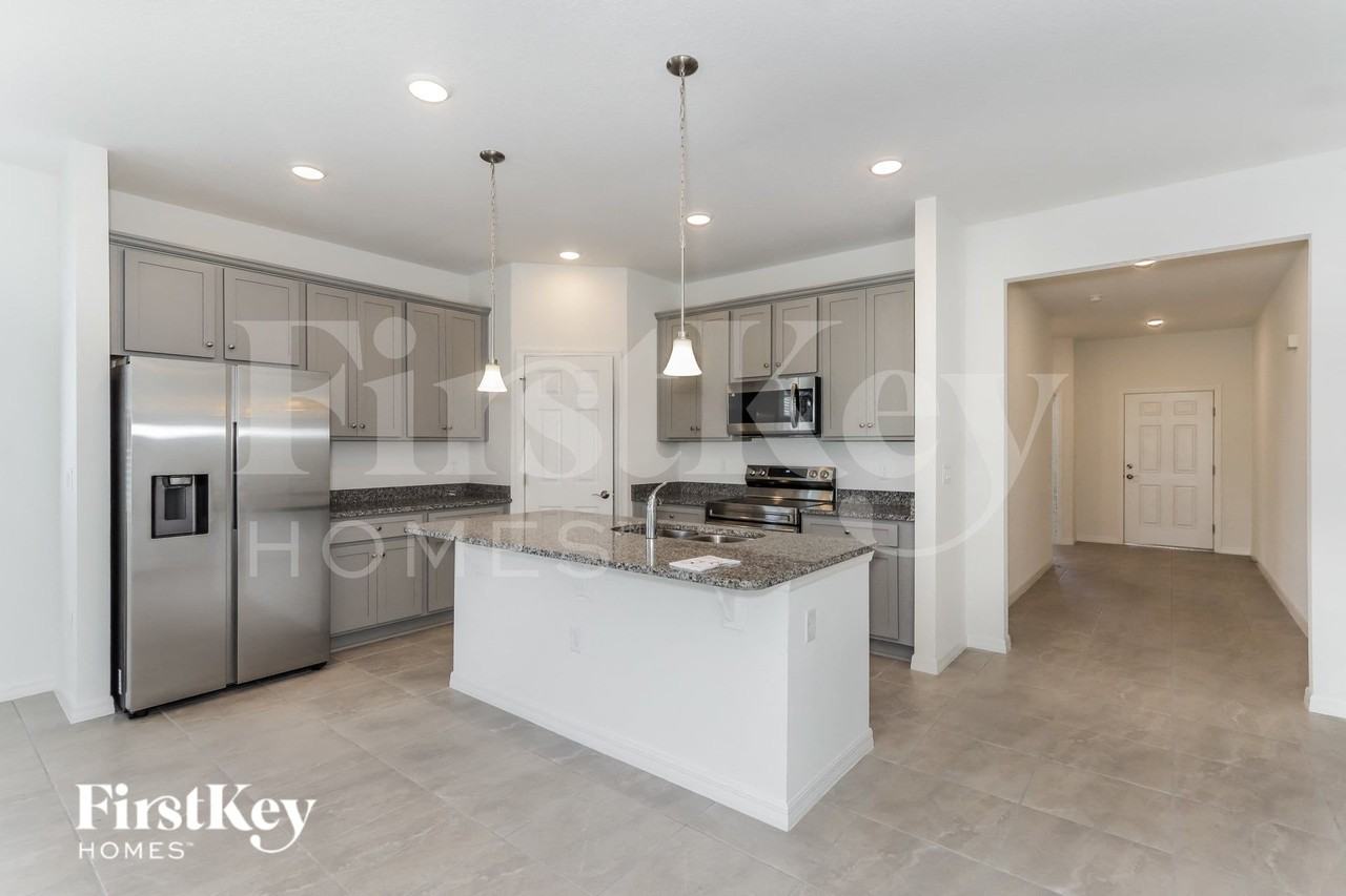 560 Crown Rose Dr - Photo 5 of 16