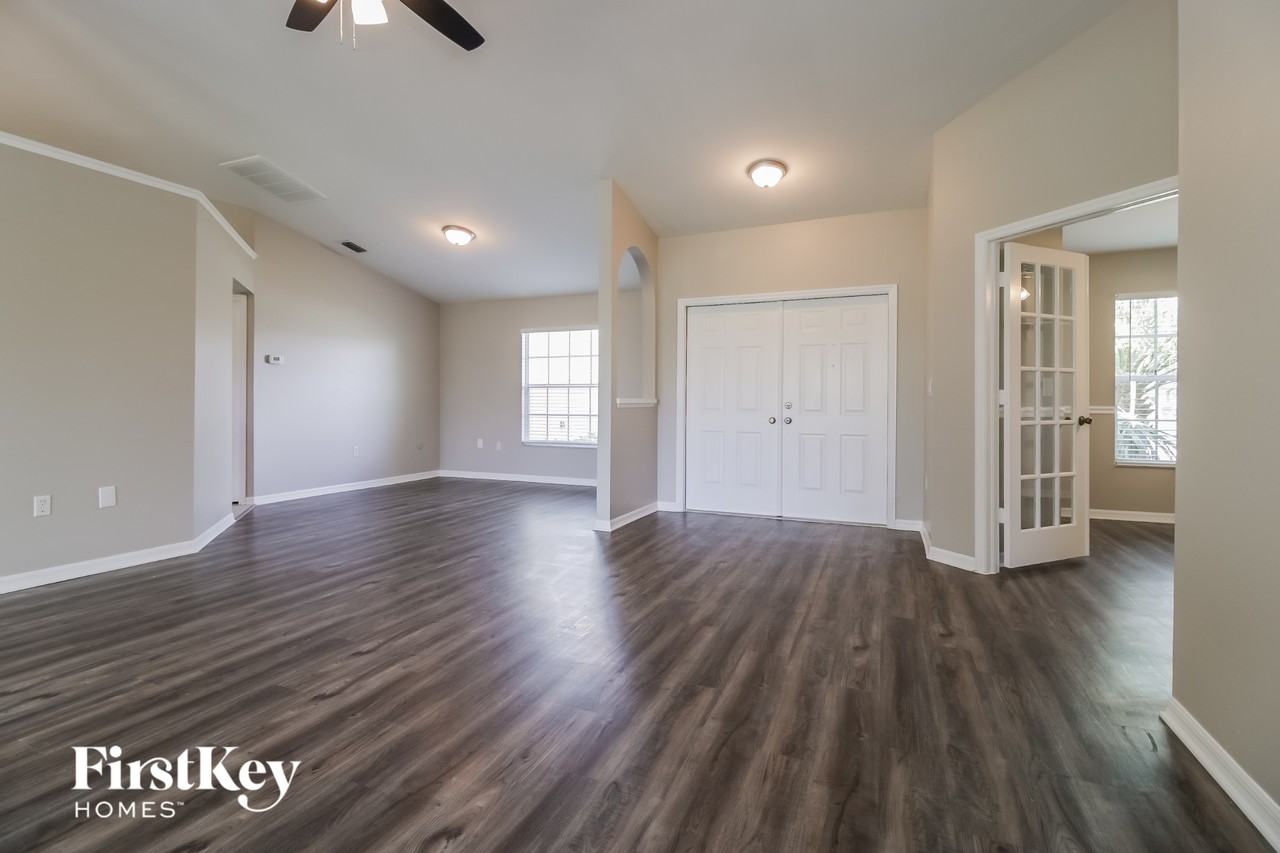 612 Se 17th Ter - Photo 4 of 15