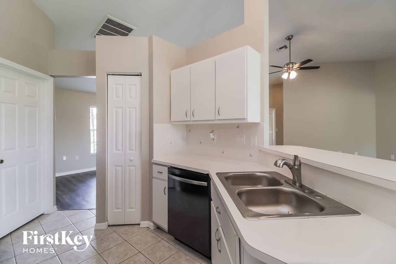 612 Se 17th Ter - Photo 6 of 15