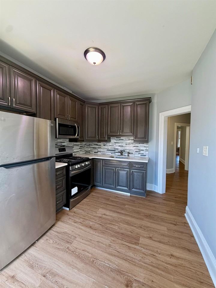 39 64th St #2 - Photo 3 of 24