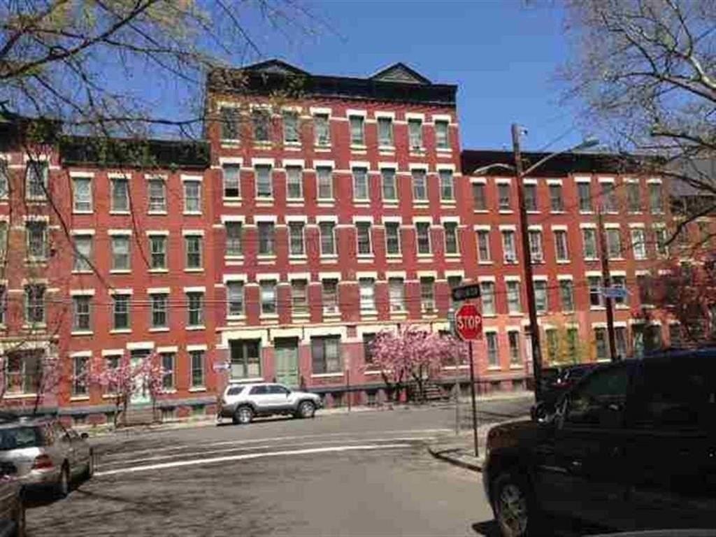 264 9th St #4D