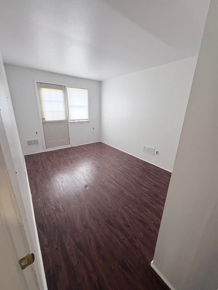 24 Colonial Dr #2 - Photo 3 of 11