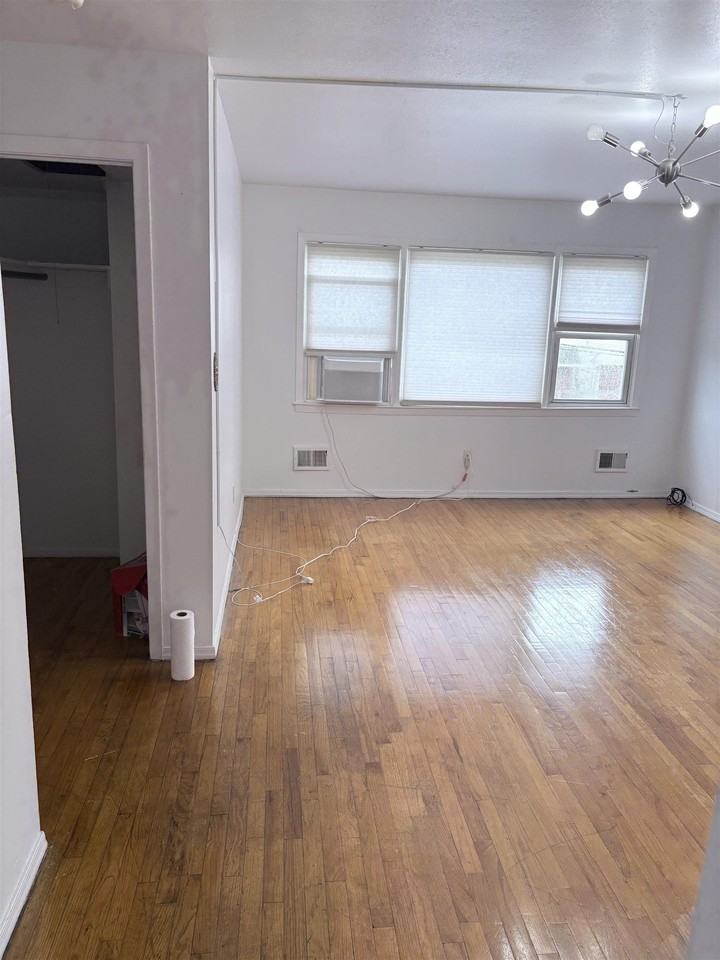 24 Colonial Dr #2 - Photo 4 of 11