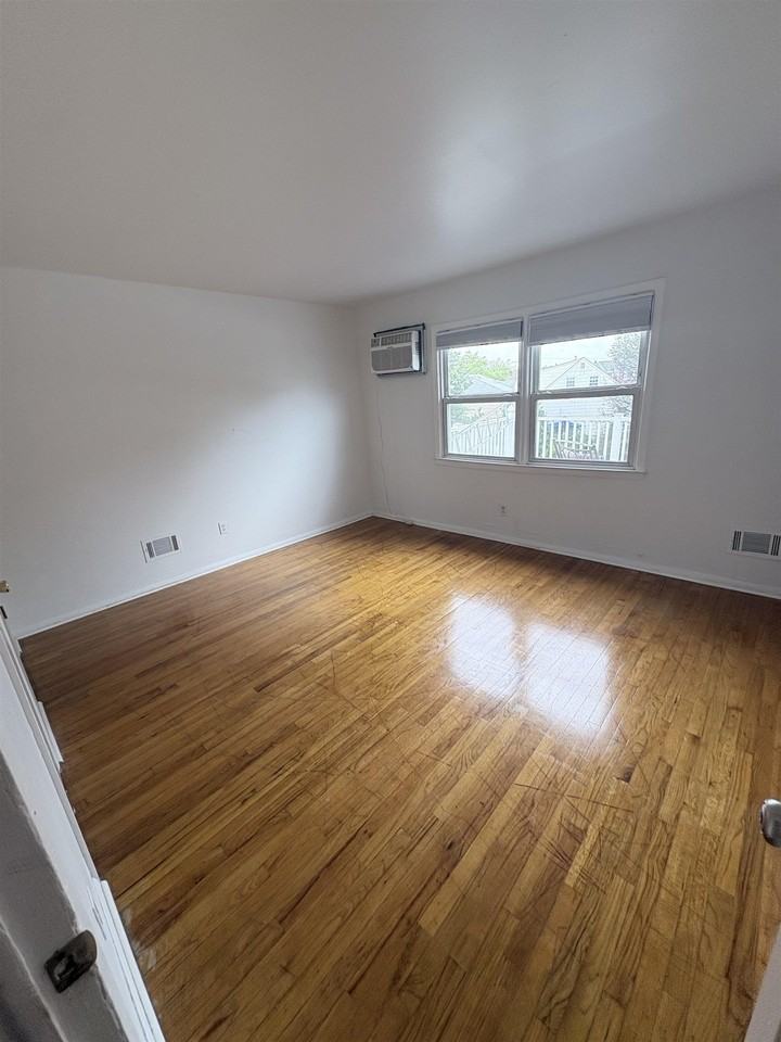 24 Colonial Dr #2 - Photo 6 of 11