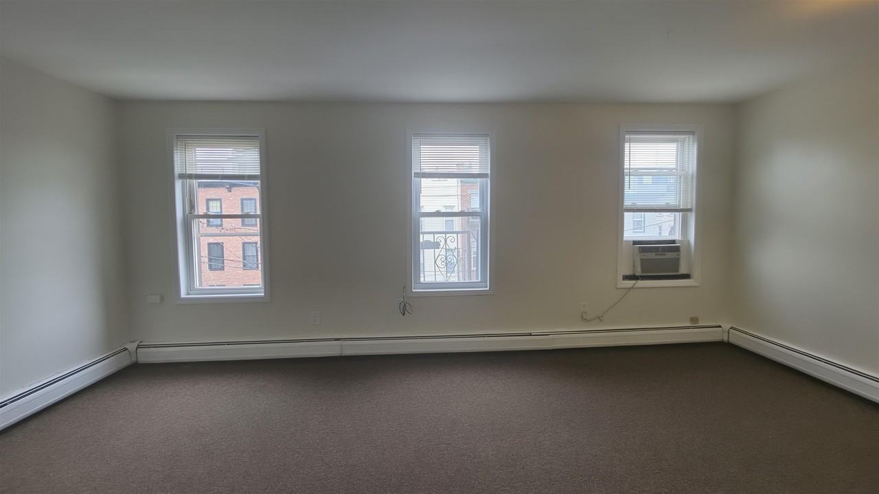 77 Colgate St #3 - Photo 3 of 18