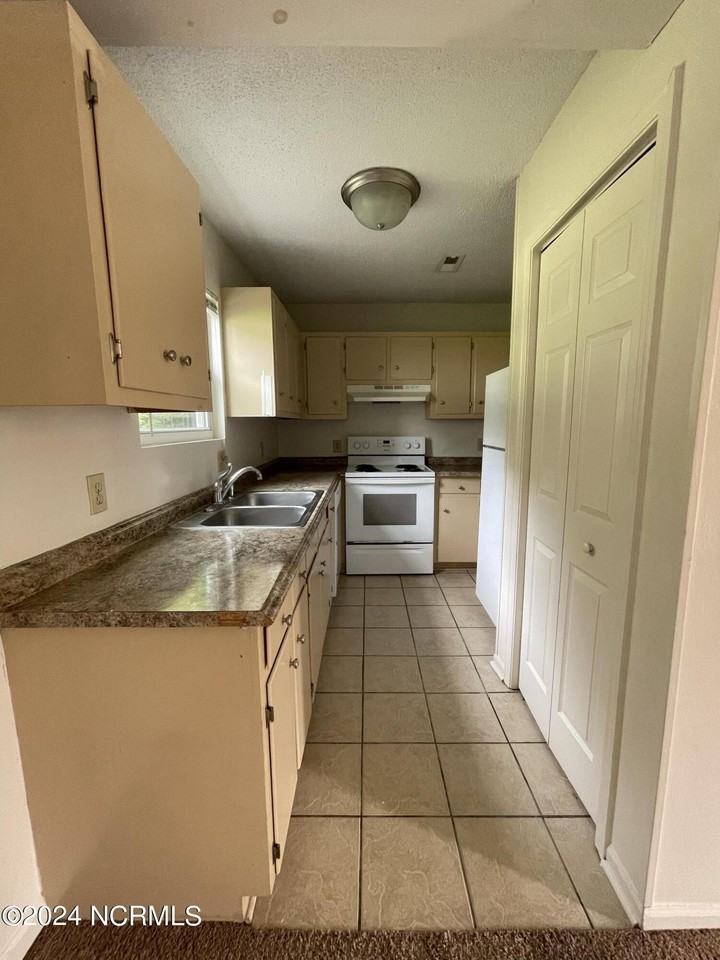 249 Cordell Cir - Photo 2 of 6
