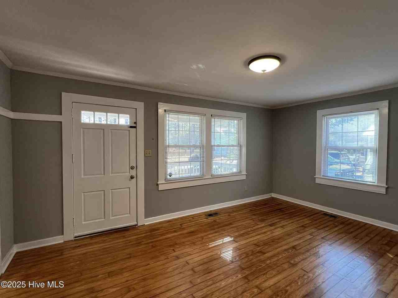 402 Sanborn St - Photo 5 of 26