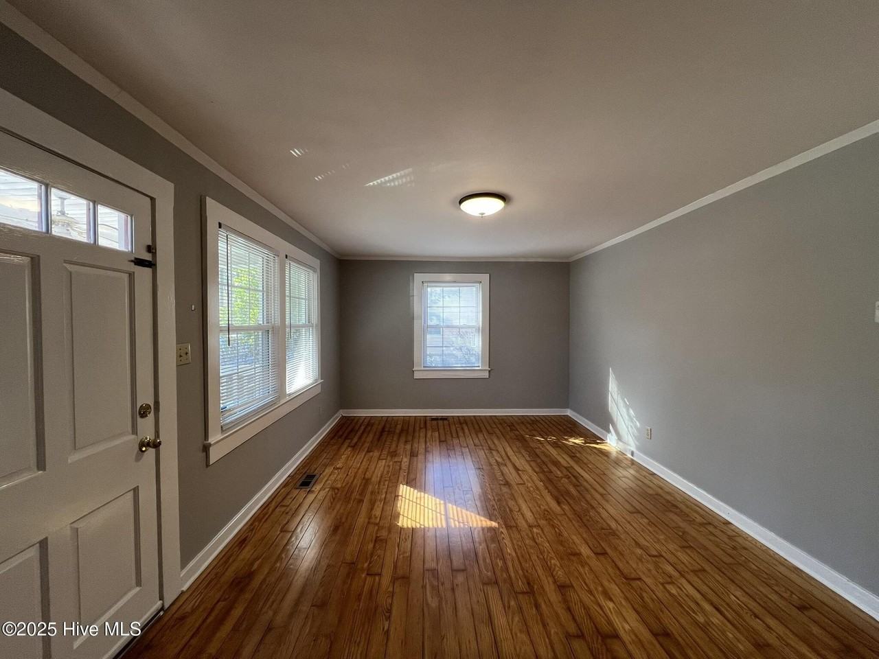 402 Sanborn St - Photo 6 of 26