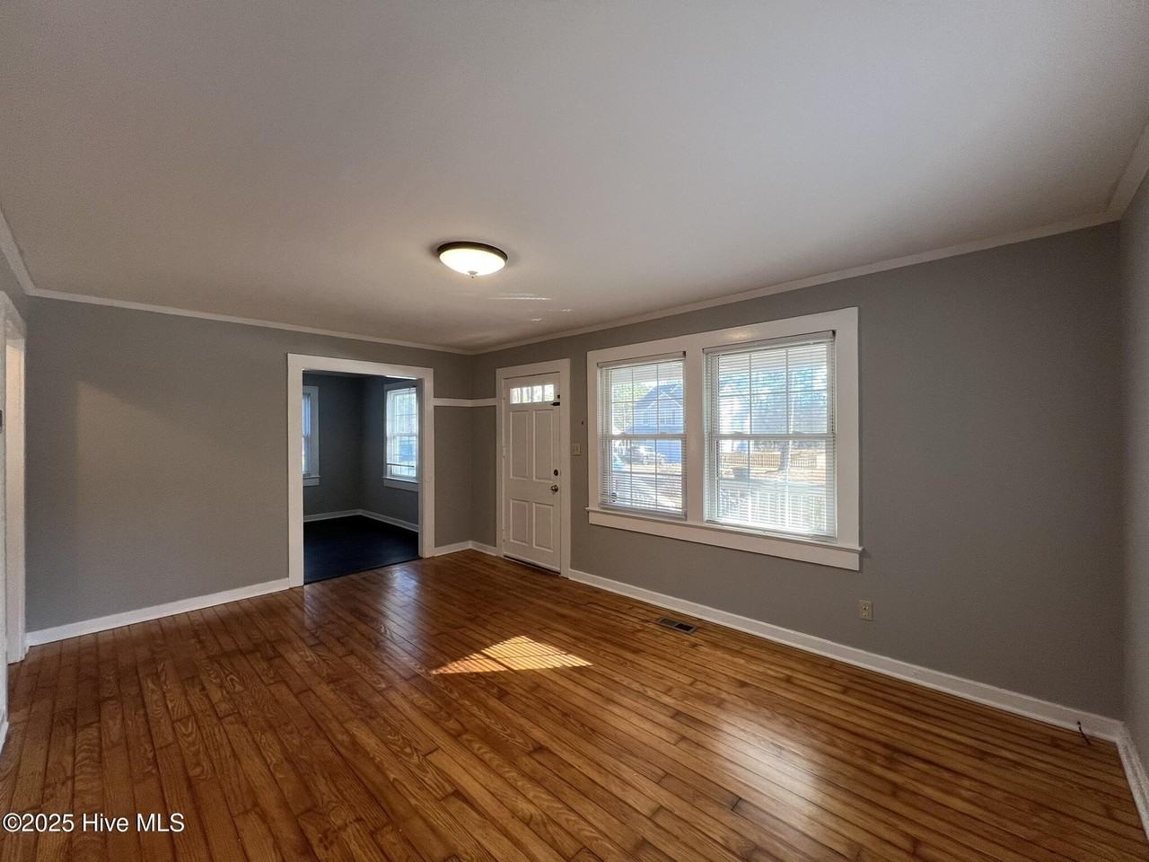 402 Sanborn St - Photo 7 of 26